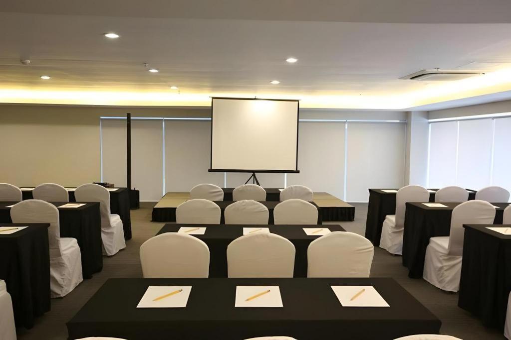 Sequoia Hotel Quezon City Bagian luar foto
